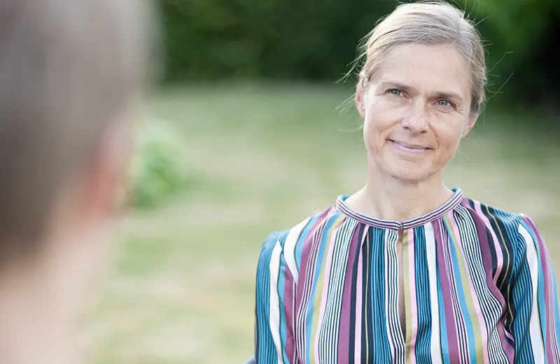 Heidi i en fortrolig samtale