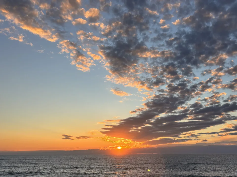 Solnedgang over havet med orange skyer, Fotograf: Heidi Søndergård Mathiesen