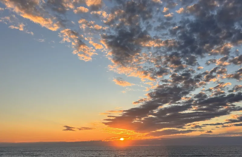 Solnedgang over havet med orange skyer, Fotograf: Heidi Søndergård Mathiesen